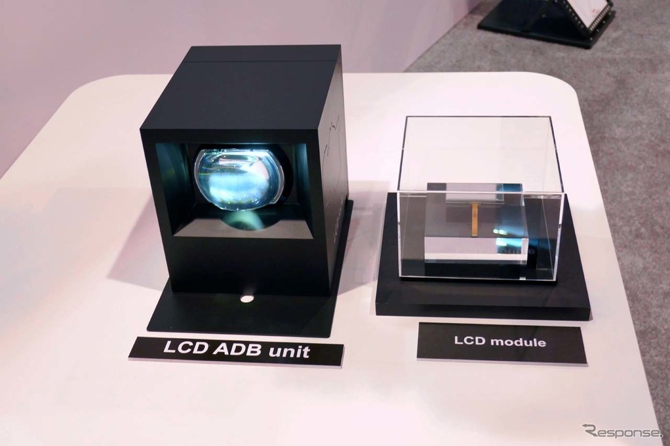 「LCD-ADBモジュール」（右）と、それを組み込んだユニット《撮影 会田肇》