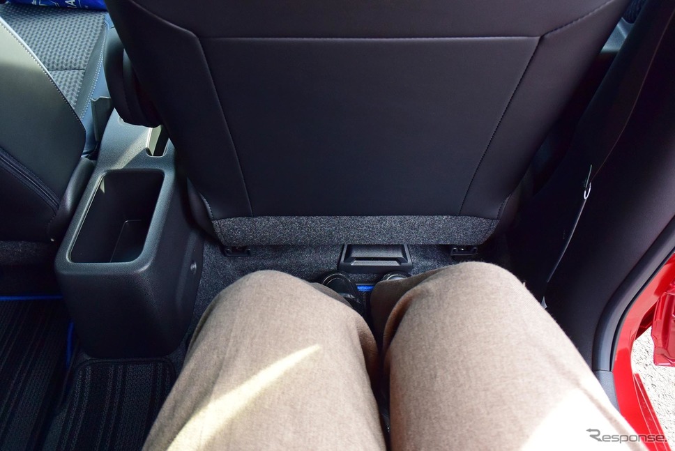 前席で適正なドライビングポジションを取っても足が組めるくらいの広さ。《撮影  井元康一郎》