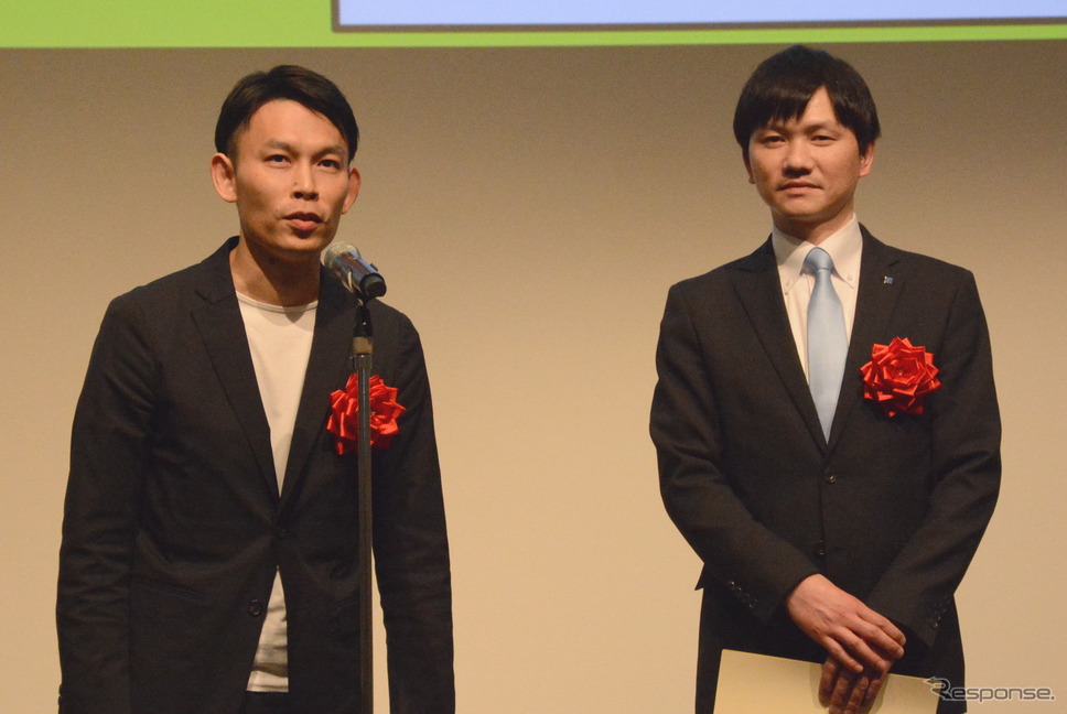 受賞の喜びを語る今井デザイナー(左)《撮影 古庄速人》