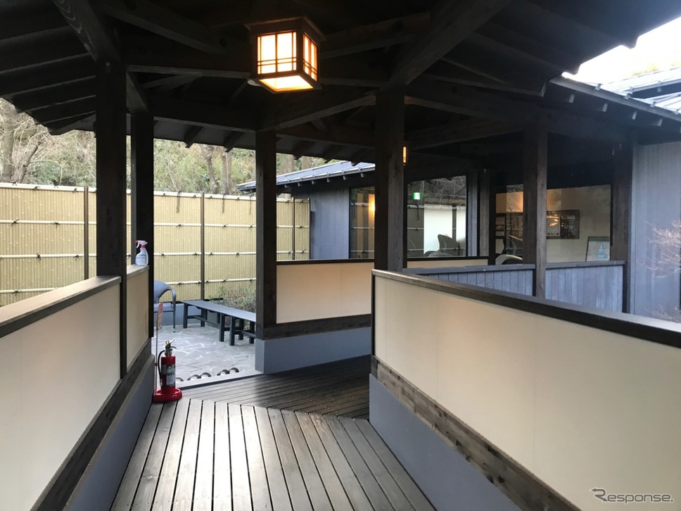 浴室は渡り廊下の先。《撮影 中込健太郎》