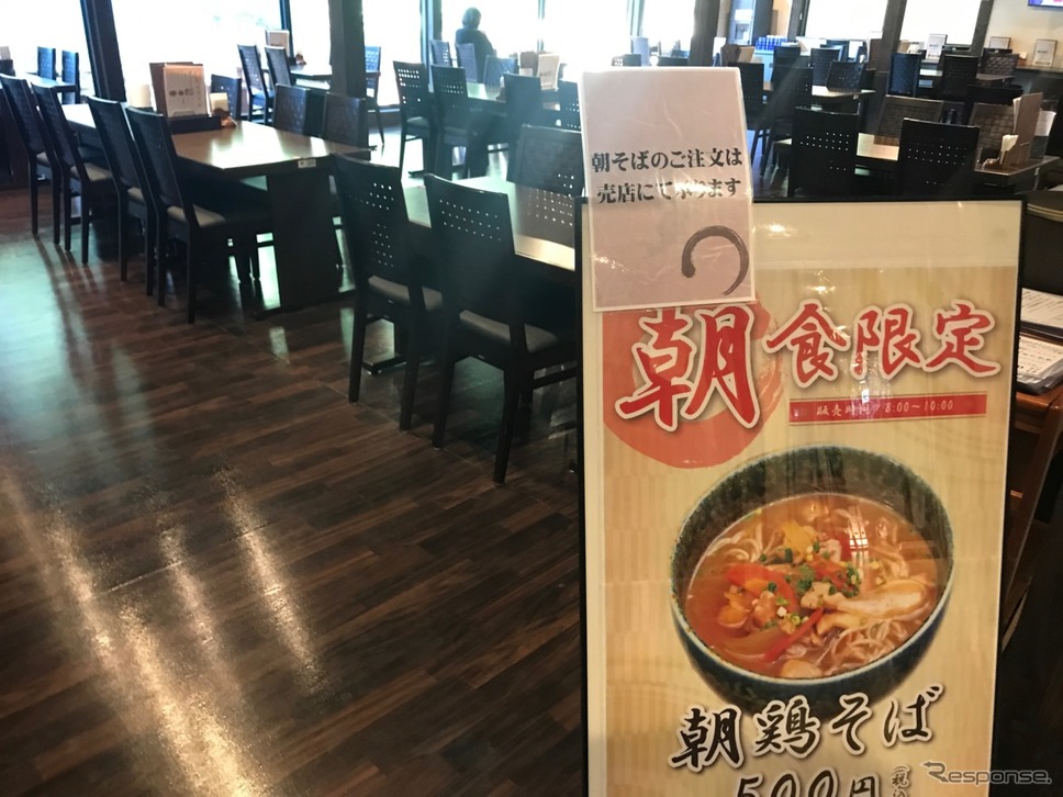 早朝でも8時以降からは朝そばが食べられる。《撮影 中込健太郎》