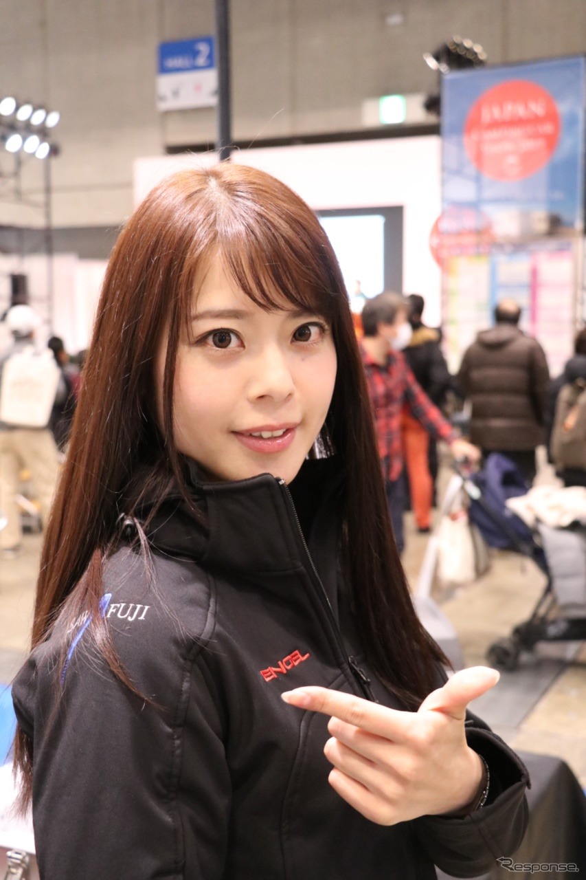 ジャパンキャンピングカーショー2019、澤藤電機ブースの羽瀬萌さん。《撮影 中込健太郎》