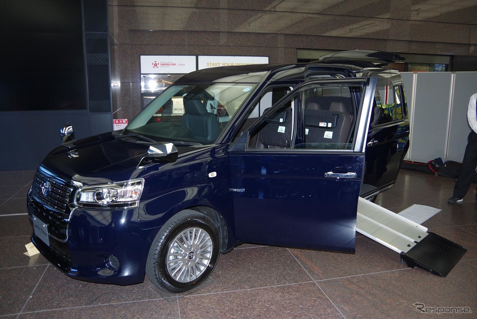 トヨタ JPN TAXI 一部改良車を発表。3月より販売を開始する。車いす乗降性の改善がメインだ《撮影 宮崎壮人》