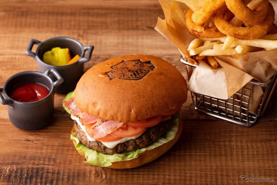 ファットボーイ・アメリカンビーフワイルドバーガー《画像:HARLEY-DAVIDSON JAPAN》
