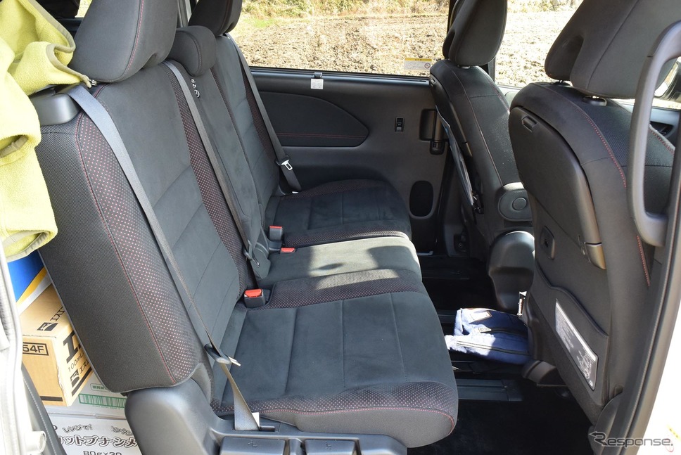 2列目シート。荷室を確保するため一番前にスライドさせてあるが、それでも狭くはない。《撮影 井元康一郎》