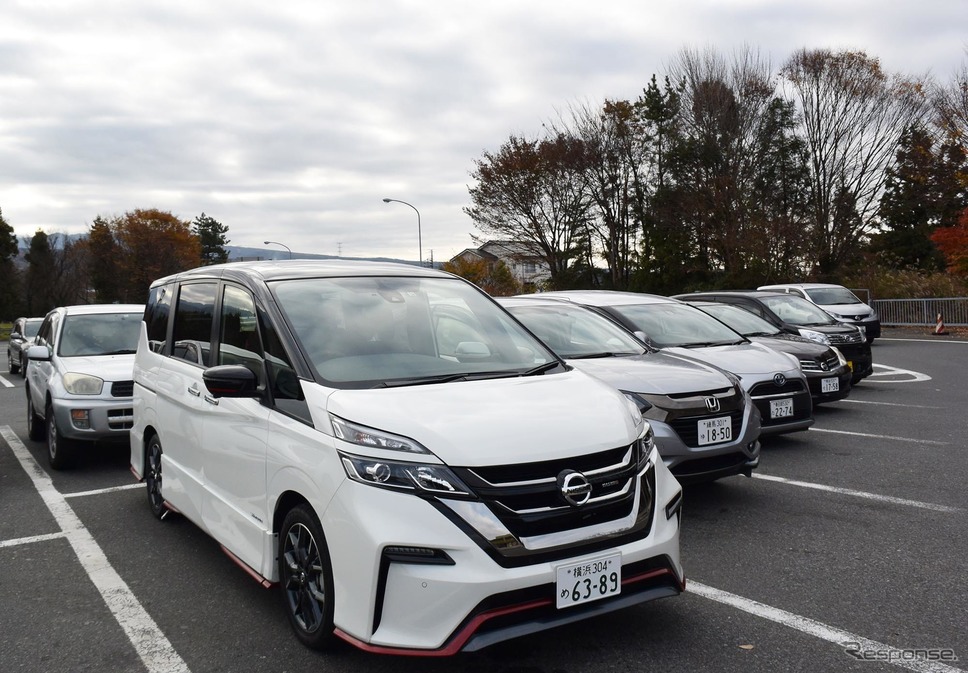 関越自動車道赤城高原サービスエリアで記念撮影。《撮影 井元康一郎》