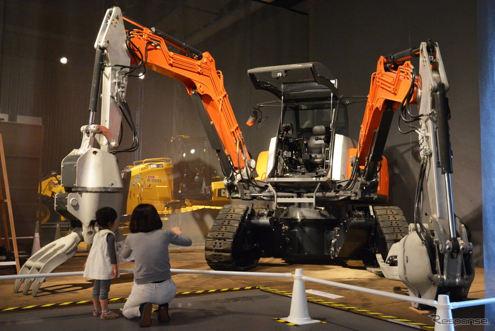 日立建機の『四脚クローラ方式双腕型コンセプトマシン』《撮影 古庄速人》