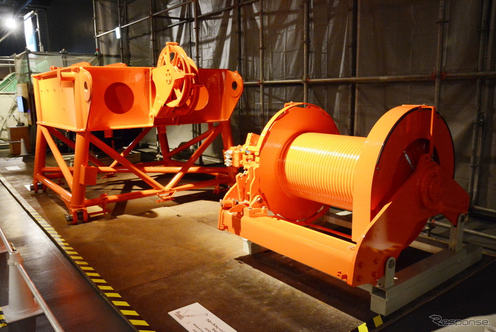 住友重機械建機クレーンの大型クローラークレーン用ウインチ(右)とハンマーヘッド《撮影 古庄速人》
