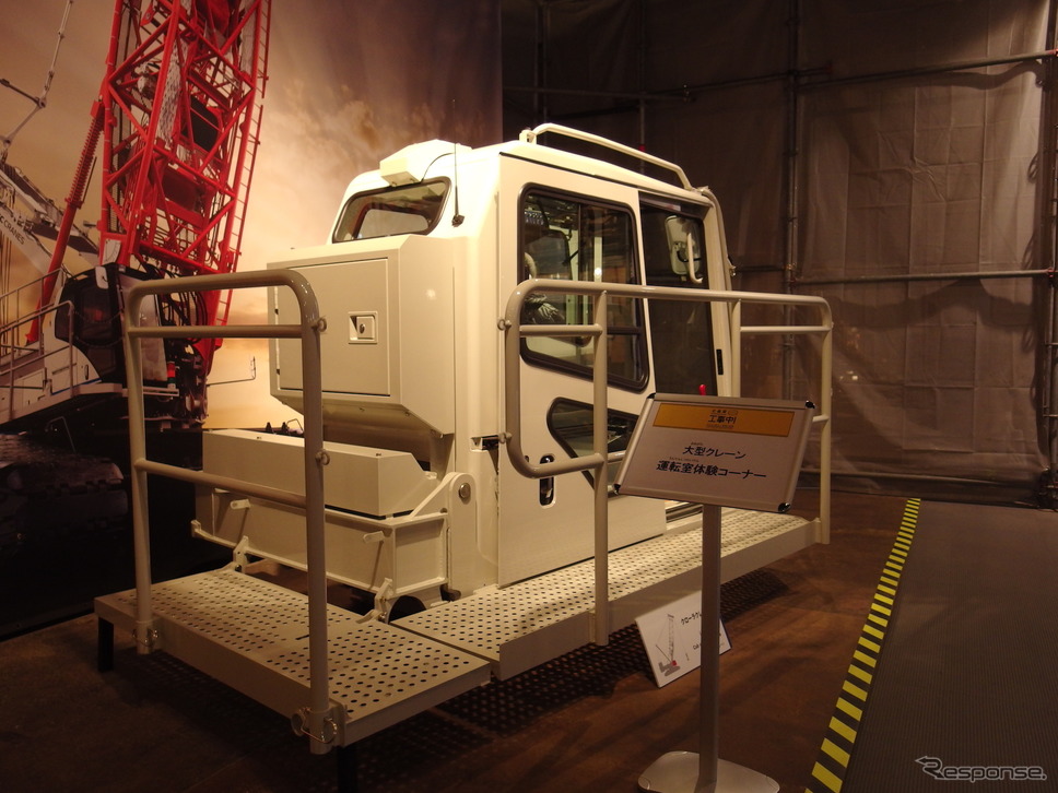 住友重機建機クレーンのクローラークレーン『SCX3500-3』運転室《撮影 高木啓》