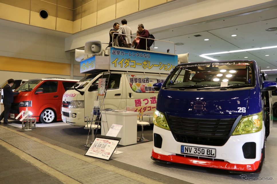 カスタムカーのベースとしても人気の高いハイエースの群れの中に登場したハイエース選挙カー。【撮影:中込健太郎】