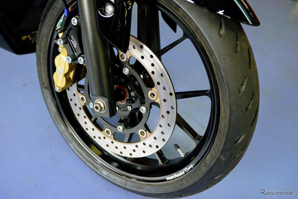 GG Retorofitz社が販売するキットを装着したヤマハ YZF-R25《撮影 佐藤旅宇》