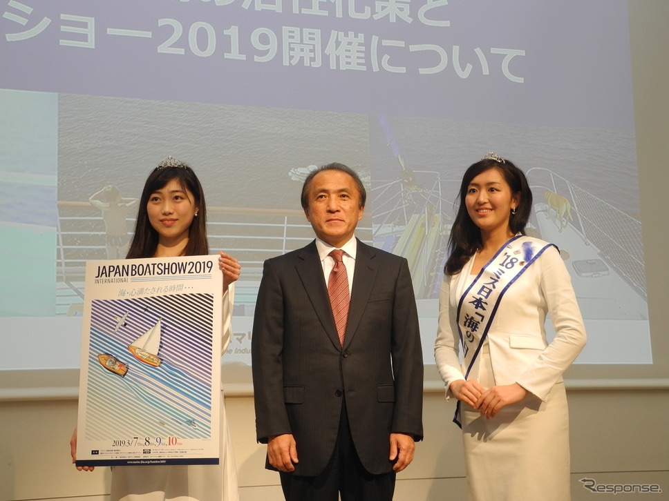 左から2019ミス日本「海の日」の高橋梨子さん、日本マリン事業協会の柳弘之会長、2018ミス日本「海の日」の山田麗美さん《撮影 山田清志》