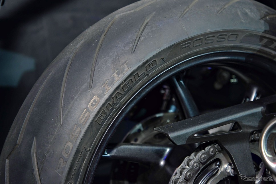 タイヤはピレリのハイパフォーマンスタイヤ「ディアブロ・ロッソコルサ3」《撮影 佐藤旅宇》