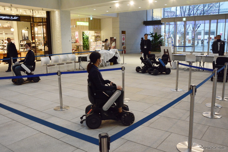 マークイズみなとみらい1階の会場。簡易試乗コースも設置されている《撮影 古庄速人》