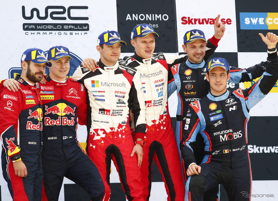 表彰式、中央右が優勝者タナク（同左は彼のコ・ドライバー、M.ヤルヴェオヤ）。《写真提供 TOYOTA》