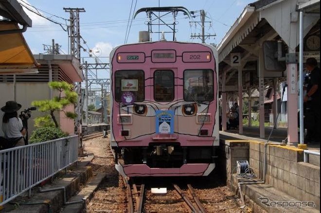 「忍者線」の愛称が付けられる伊賀線の200系電車。《出典 伊賀鉄道》