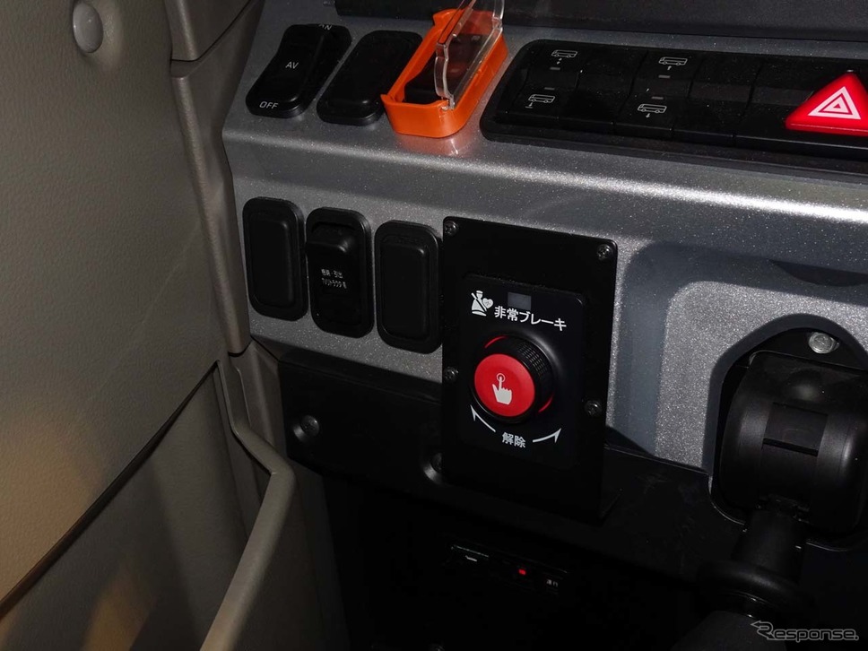 運転席のドライバー用非常ボタン。ドライバーがこれを押すと即時に停止動作に入る
