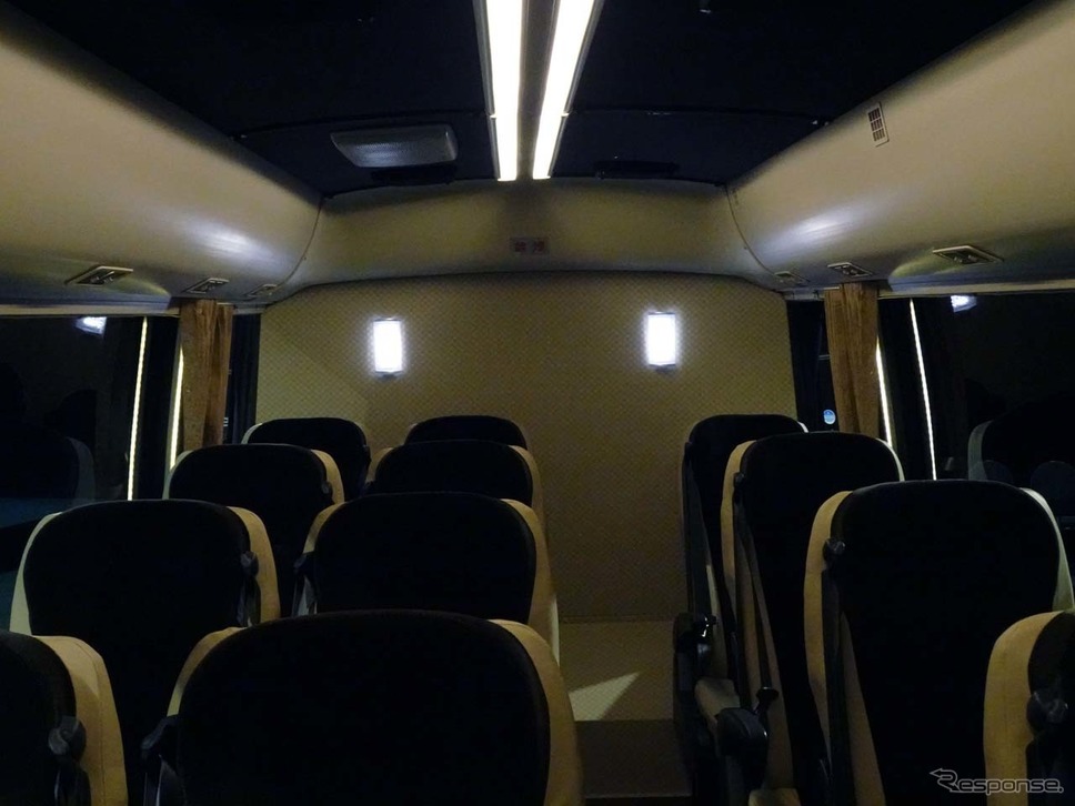 ローザの車内。イルミをLED化し、荷物室の仕切りも設けられた