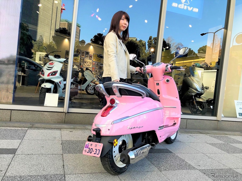 玉井里菜さんとプジョー ジャンゴ125《写真提供 アディバ》