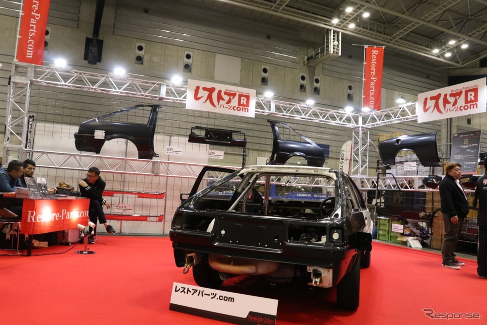 ブース中央には、自社のパーツでシルエットを取り戻したレストア半ばのAE86が展示されていた。《撮影 中込健太郎》