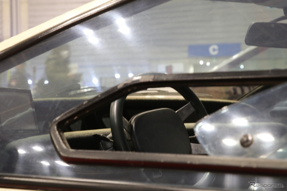 レーザーの窓。開閉はするものの使い勝手は考えられていない。ショーモデルゆえ当然と言えば当然か。《撮影 中込健太郎》