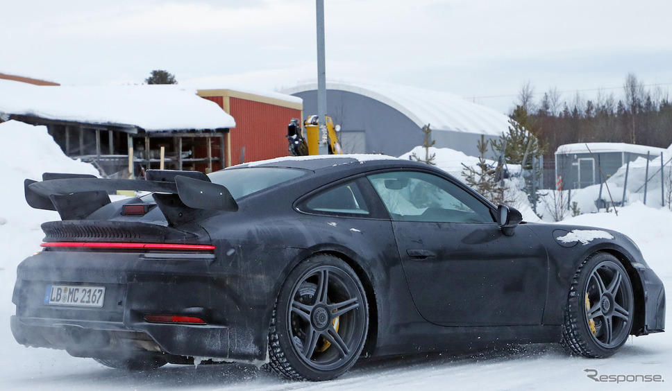 巨大なリアウイング！ポルシェ 911 GT3 新型プロトタイプ、豪雪を ...