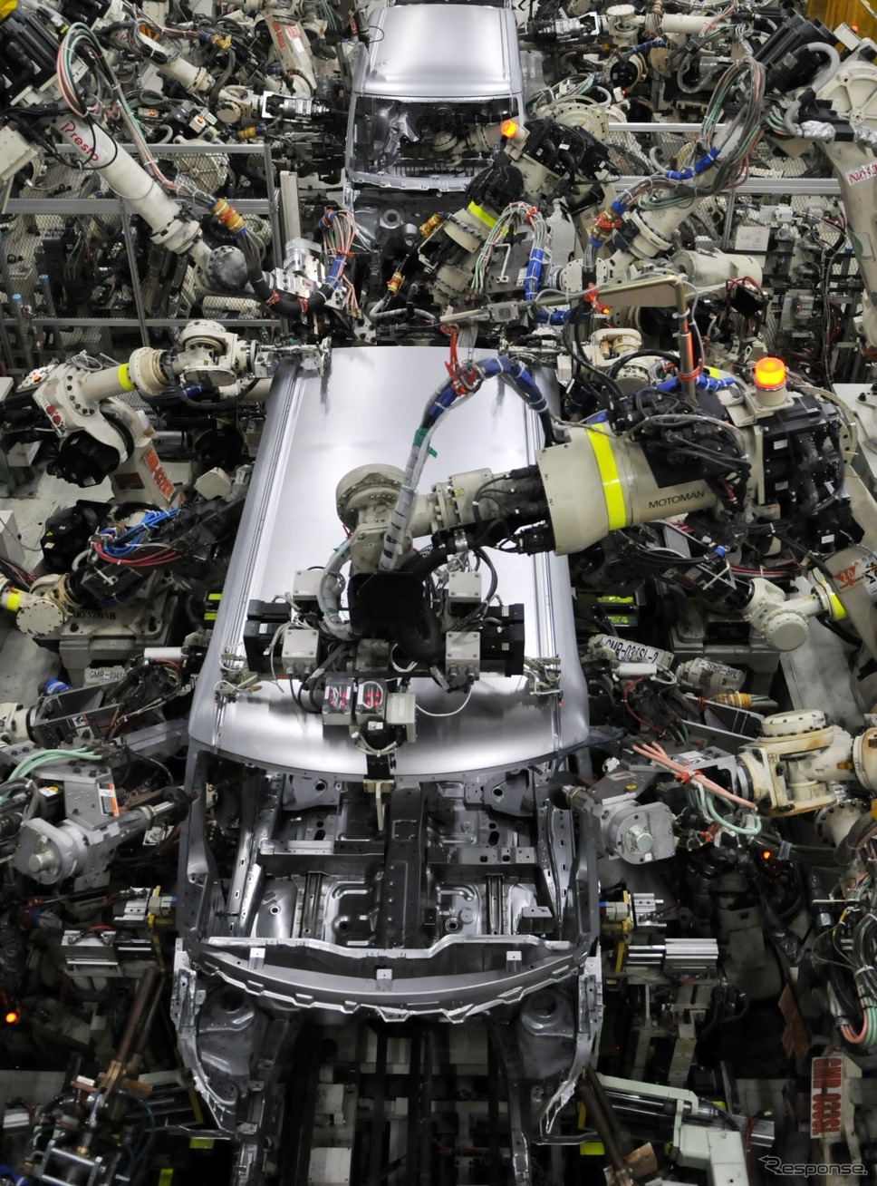 滋賀工場 第2工場 ボディライン。流れている車両はタント。《撮影 丹羽圭@DAYS》
