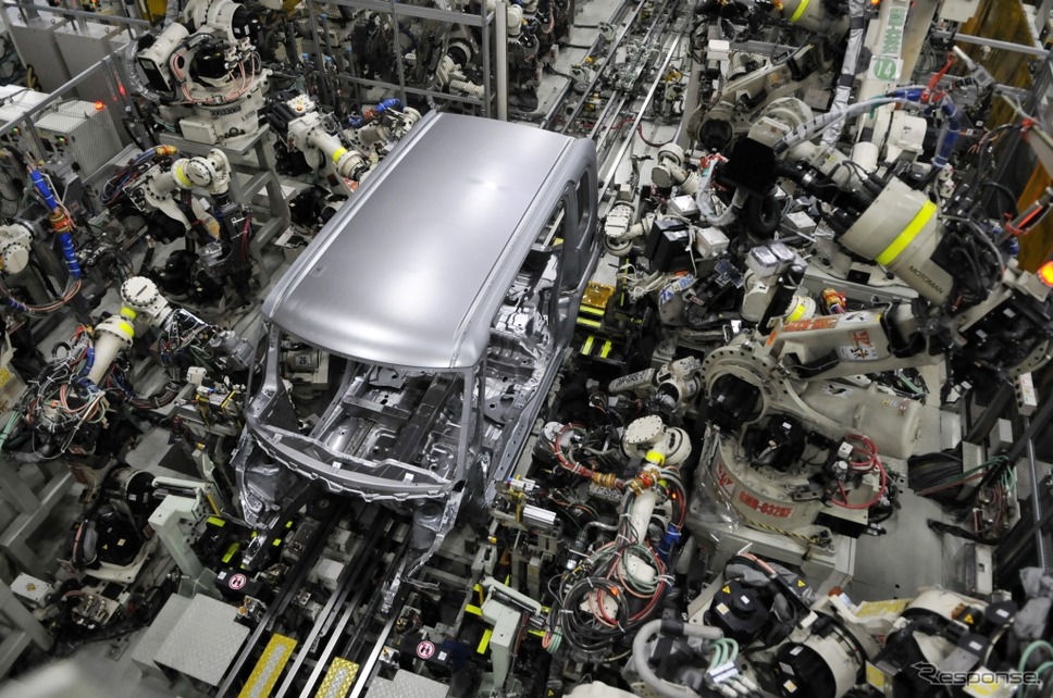 滋賀工場 第2工場 ボディラインの溶接工程。ロボットによって完全自動化されている。《撮影 丹羽圭＠DAYS》