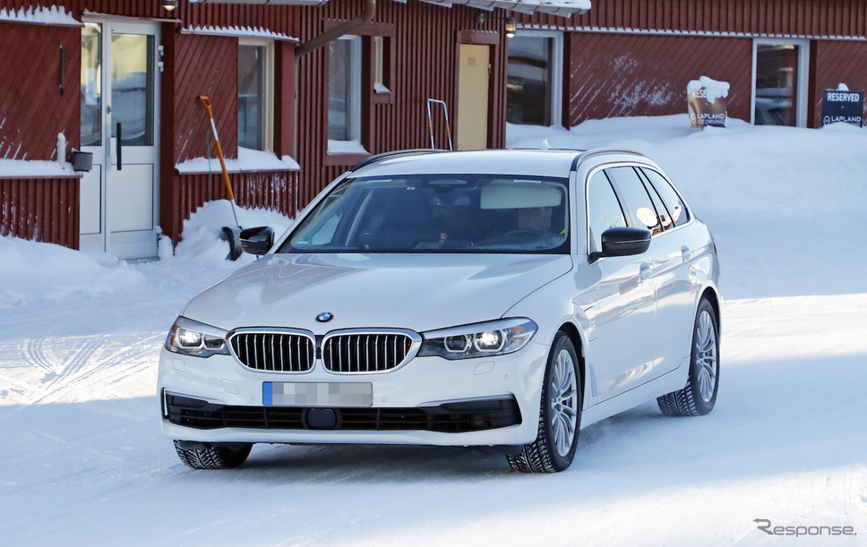 BMW 5シリーズツーリング PHEV スクープ写真《APOLLO NEWS SERVICE》