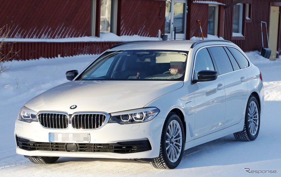 BMW 5シリーズツーリング PHEV スクープ写真《APOLLO NEWS SERVICE》