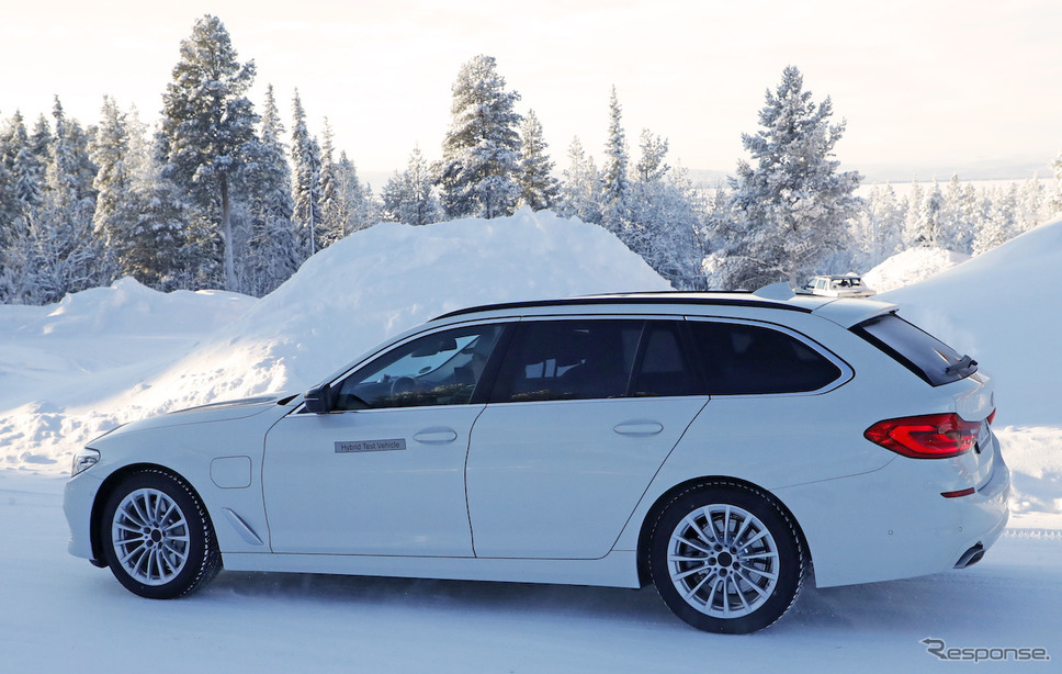 BMW 5シリーズツーリング PHEV スクープ写真《APOLLO NEWS SERVICE》