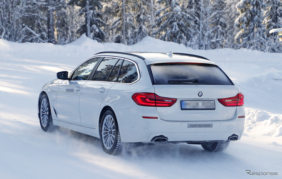 BMW 5シリーズツーリング PHEV スクープ写真《APOLLO NEWS SERVICE》