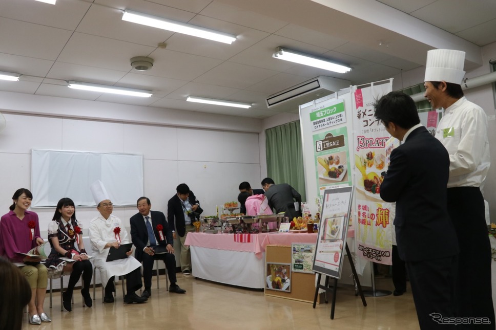 各エントラントのプレゼンテーションタイム。3分間でメニューの魅力こだわりなどを審査委員にアピールした。《撮影 中込健太郎》