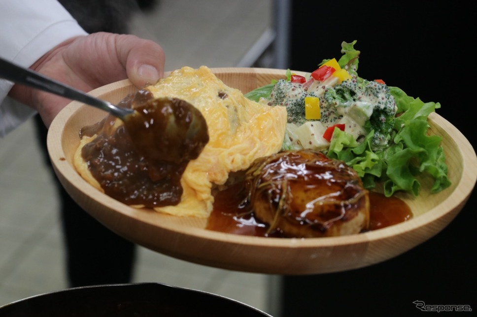 菅生の「極!森林取りディッシュ」キーマカレーを書けたら完成!《撮影 中込健太郎》