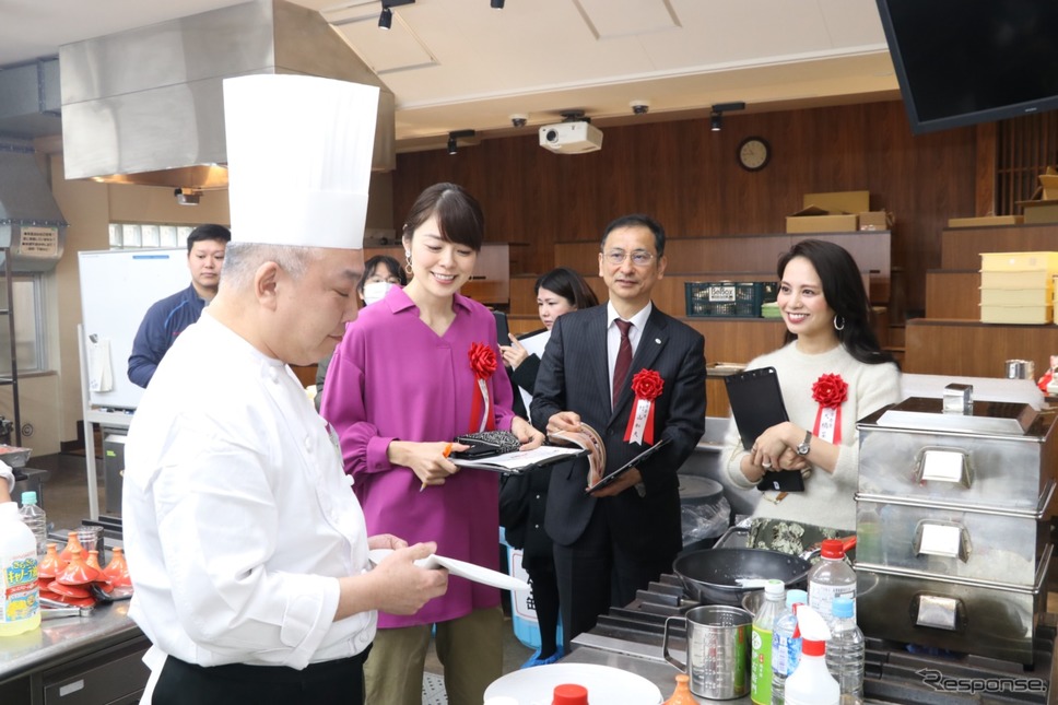 グランプリを受賞した友部サービスエリア上り線の菅沼料理長から説明を受ける川瀬良子さん、ネクセリア東日本村山社長。じゃらん統括編集長大橋菜央さん。《撮影 中込健太郎》