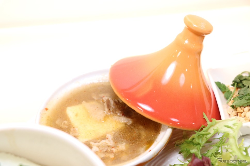 小さなタジン鍋を利用した白い麻婆豆腐もユニークだ。《撮影 中込健太郎》