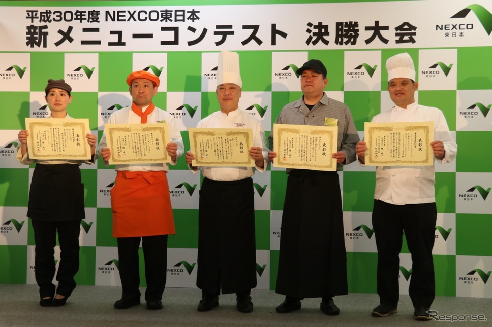 受賞者全員での記念撮影。《撮影 中込健太郎》