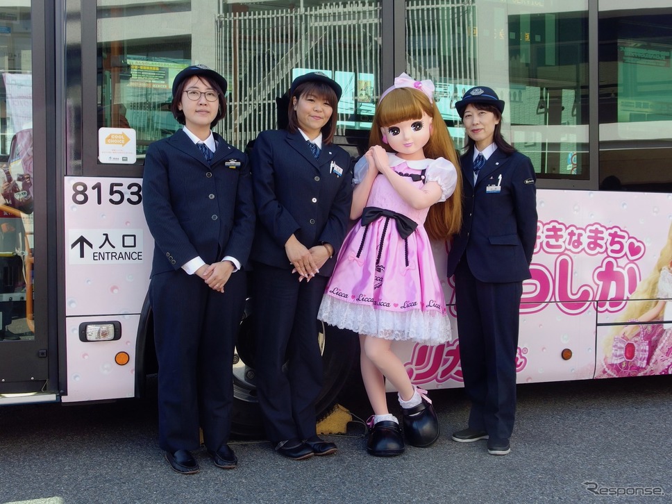 リカちゃんと京成バスのみなさん《撮影 高木啓》