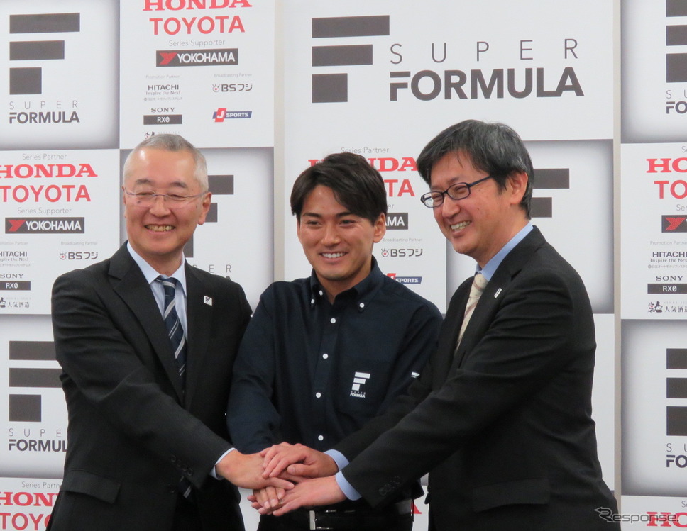 BSフジの新たな実況陣、野崎アナ(左)と塩原アナ(右)。昨季はSFを戦っていた千代勝正選手(中央)がレポーターを務める。《撮影 遠藤俊幸》