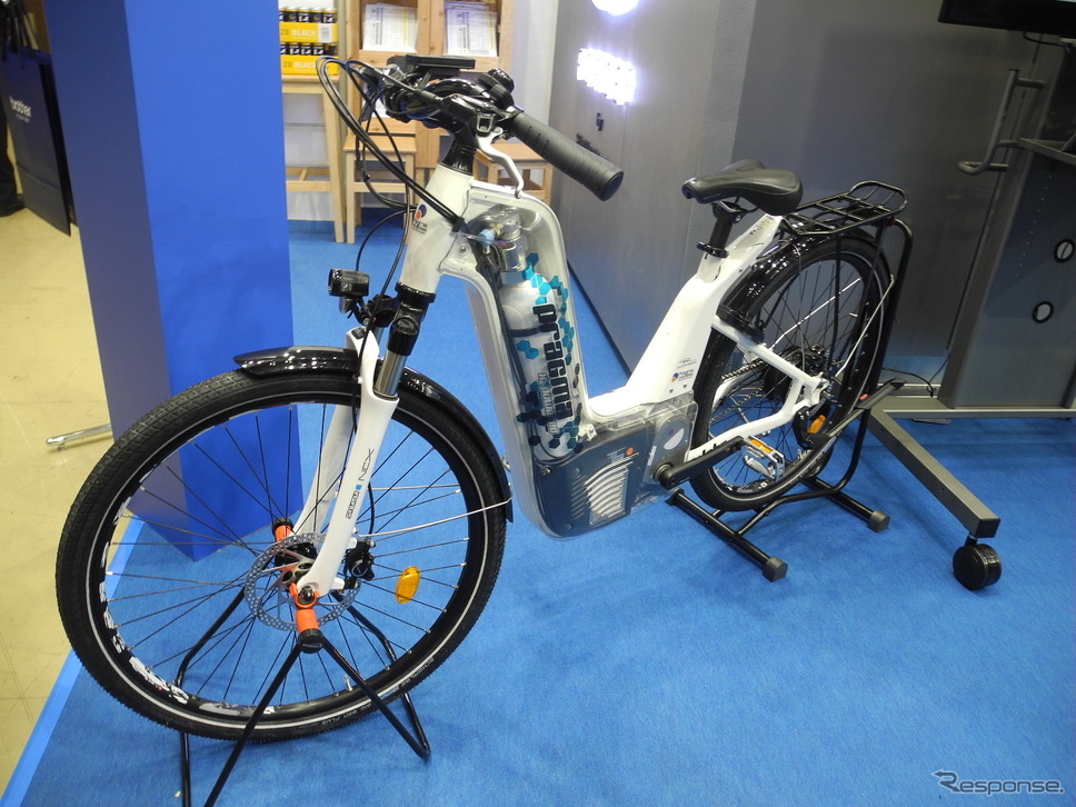 清流パワーエナジーが展示した燃料電池アシスト自転車「アルファバイク」《撮影 山田清志》