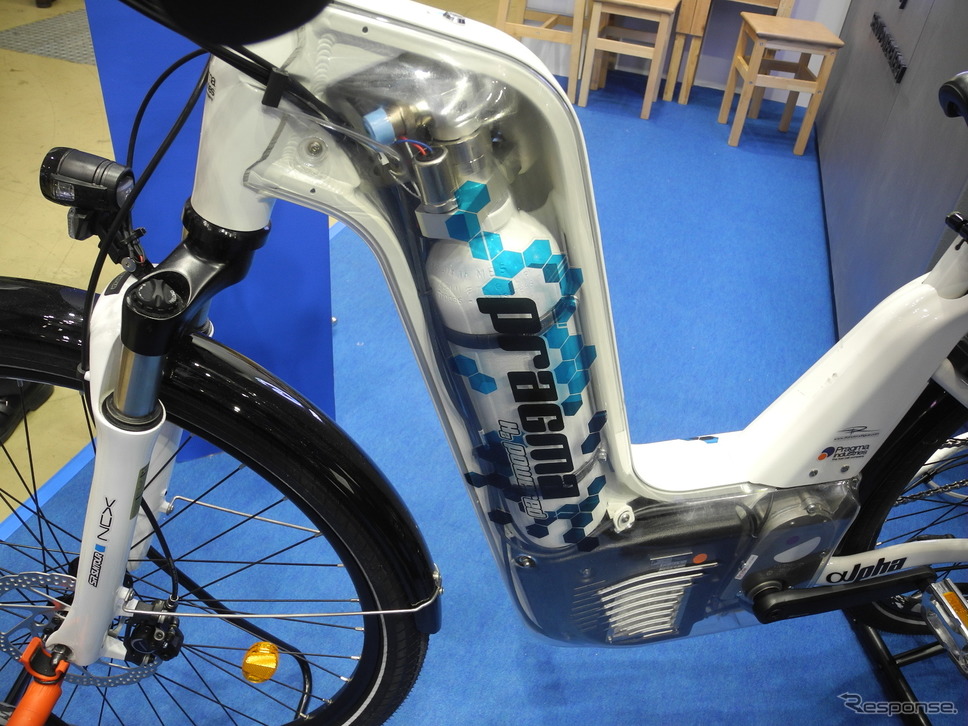 清流パワーエナジーが展示した燃料電池アシスト自転車「アルファバイク」《撮影 山田清志》