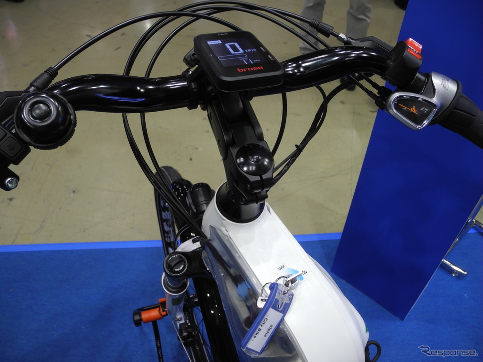 清流パワーエナジーが展示した燃料電池アシスト自転車「アルファバイク」《撮影 山田清志》