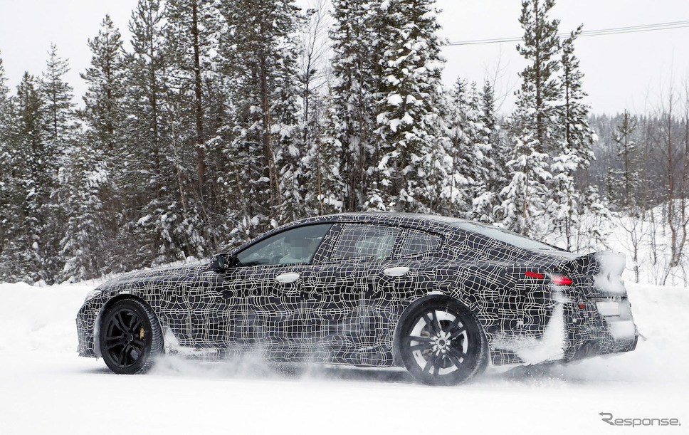 BMW M8 グランクーペ スクープ写真《APOLLO NEWS SERVICE》