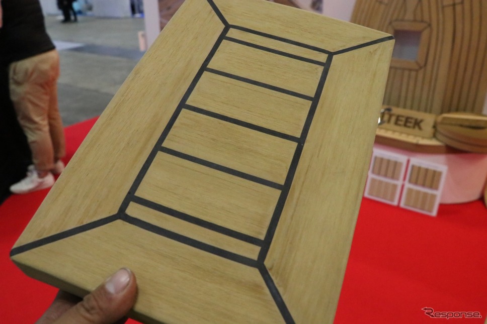 階段や床など、樹脂のシート状のフレキシチークは施工性も良い。ちなみに表から見ると木のボードのように見えるこの板。《撮影 中込健太郎》