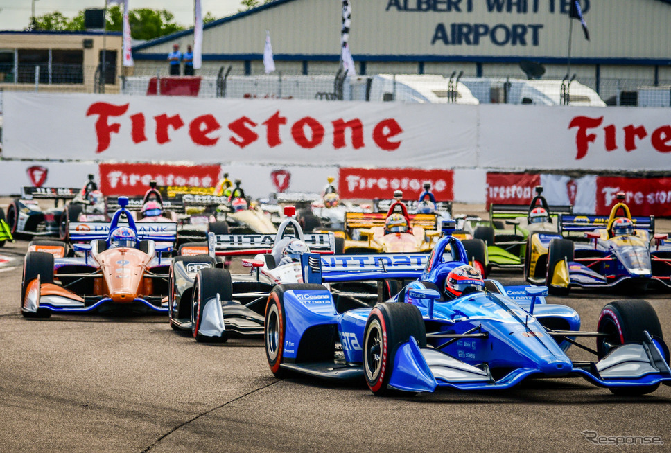 #10 ローゼンクヴィスト(写真先頭)がデビュー戦で健闘、4位でフィニッシュ。《写真提供 INDYCAR》