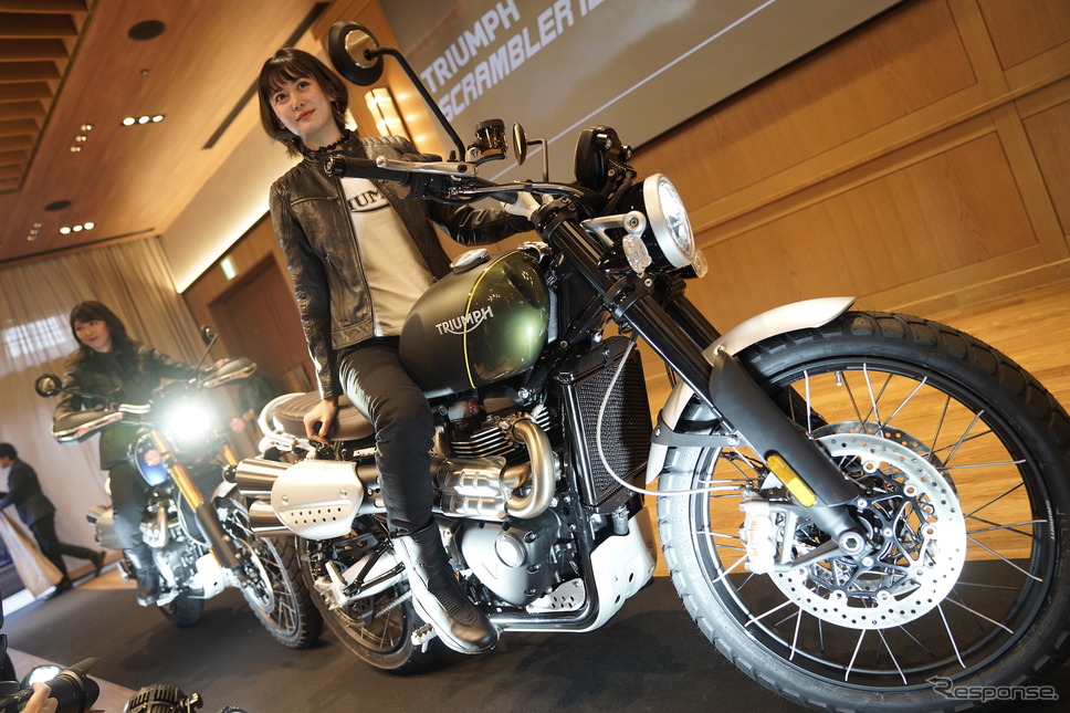 トライアンフレディの柳原ゆうさんと、大関さおりさんがスクランブラー1200 XC/XEとともに会場にライドイン《撮影 河野正士》