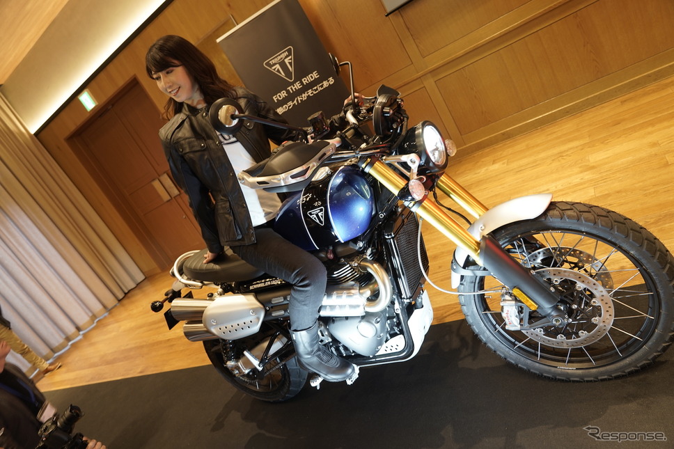 トライアンフレディの柳原ゆうさんと、大関さおりさんがスクランブラー1200 XC/XEとともに会場にライドイン《撮影 河野正士》