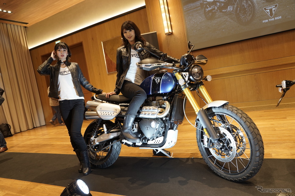 トライアンフレディの柳原ゆうさんと、大関さおりさんがスクランブラー1200 XC/XEとともに会場にライドイン《撮影 河野正士》