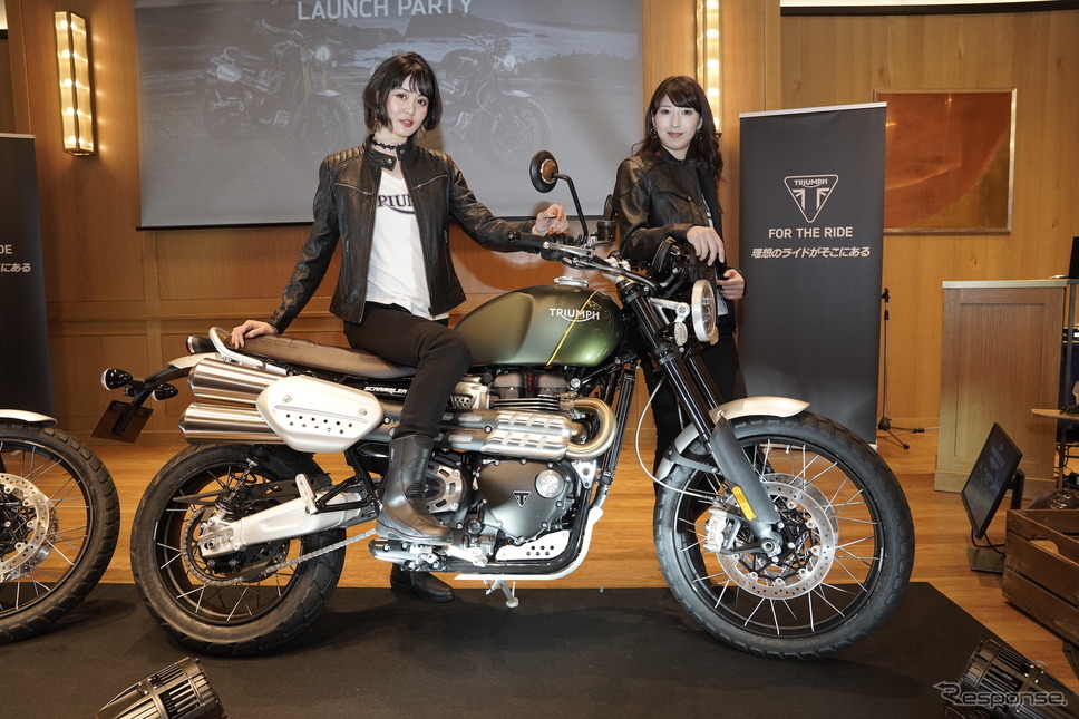 トライアンフレディの柳原ゆうさんと、大関さおりさんがスクランブラー1200 XC/XEとともに会場にライドイン《撮影 河野正士》