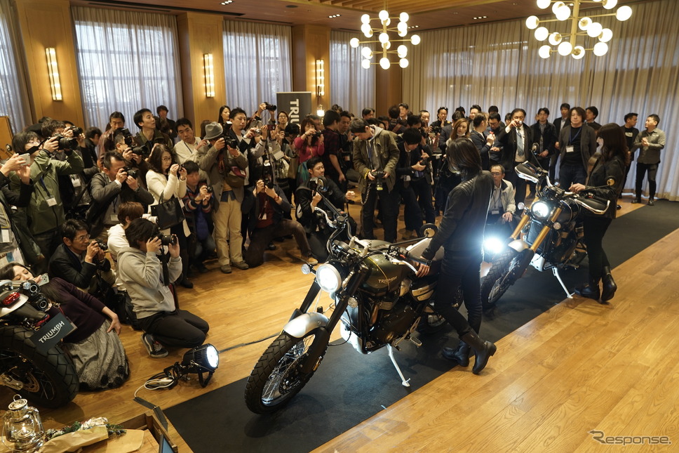 トライアンフレディの柳原ゆうさんと、大関さおりさんがスクランブラー1200 XC/XEとともに会場にライドイン《撮影 河野正士》